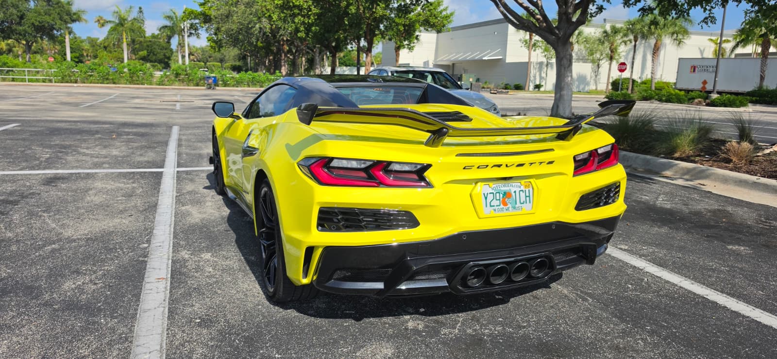 Used 2023 Chevrolet Corvette Z06 w/ Z07 Performance Package RWD image 9