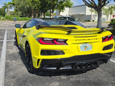 Used 2023 Chevrolet Corvette Z06 w/ Z07 Performance Package RWD image 9