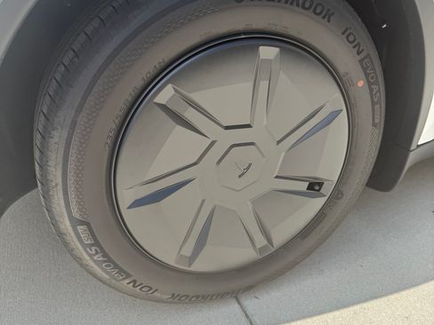 Used 2026 Tesla Model Y 2WD image 8