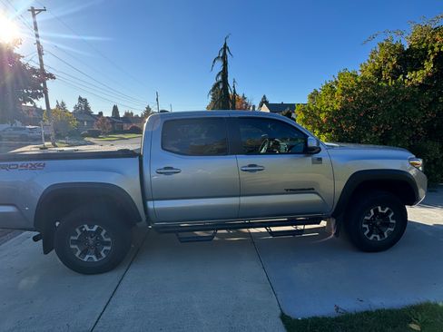 Used 2020 Toyota Tacoma TRD Off-Road image 2