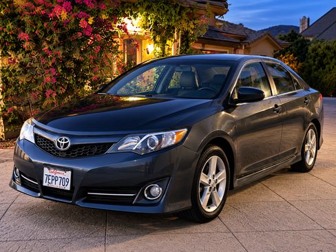 Used 2014 Toyota Camry SE FWD image 2