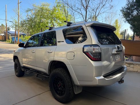 Used 2018 Toyota 4Runner SR5 Premium image 2