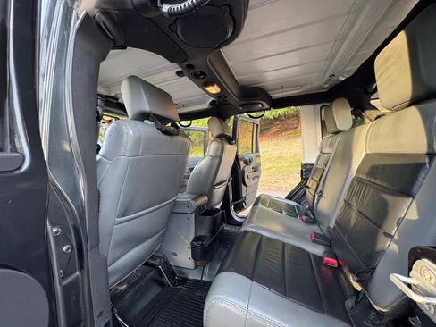 Used 2010 Jeep Wrangler Unlimited Rubicon w/ Dual Top Group AWD/4WD image 28