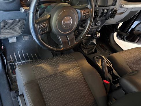 Used 2011 Jeep Wrangler Unlimited Sahara w/ Connectivity Group AWD/4WD image 19