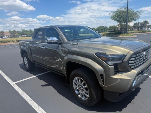 Used 2025 Toyota Tacoma Limited AWD/4WD image 4