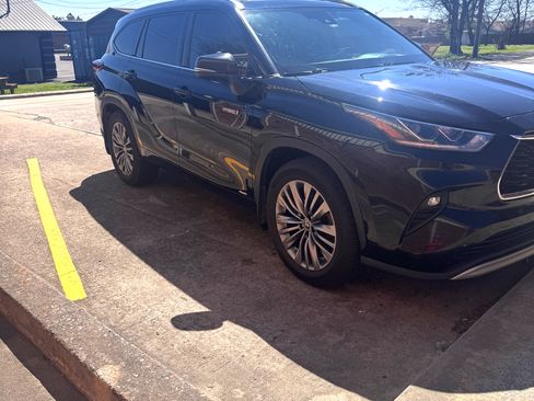 Used 2020 Toyota Highlander Platinum image 2
