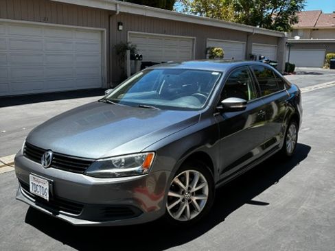 Used 2011 Volkswagen Jetta SE FWD image 1