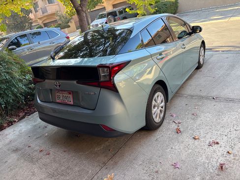 Used 2020 Toyota Prius LE image 5