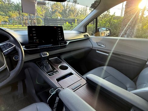 Used 2022 Toyota Sienna XLE image 13