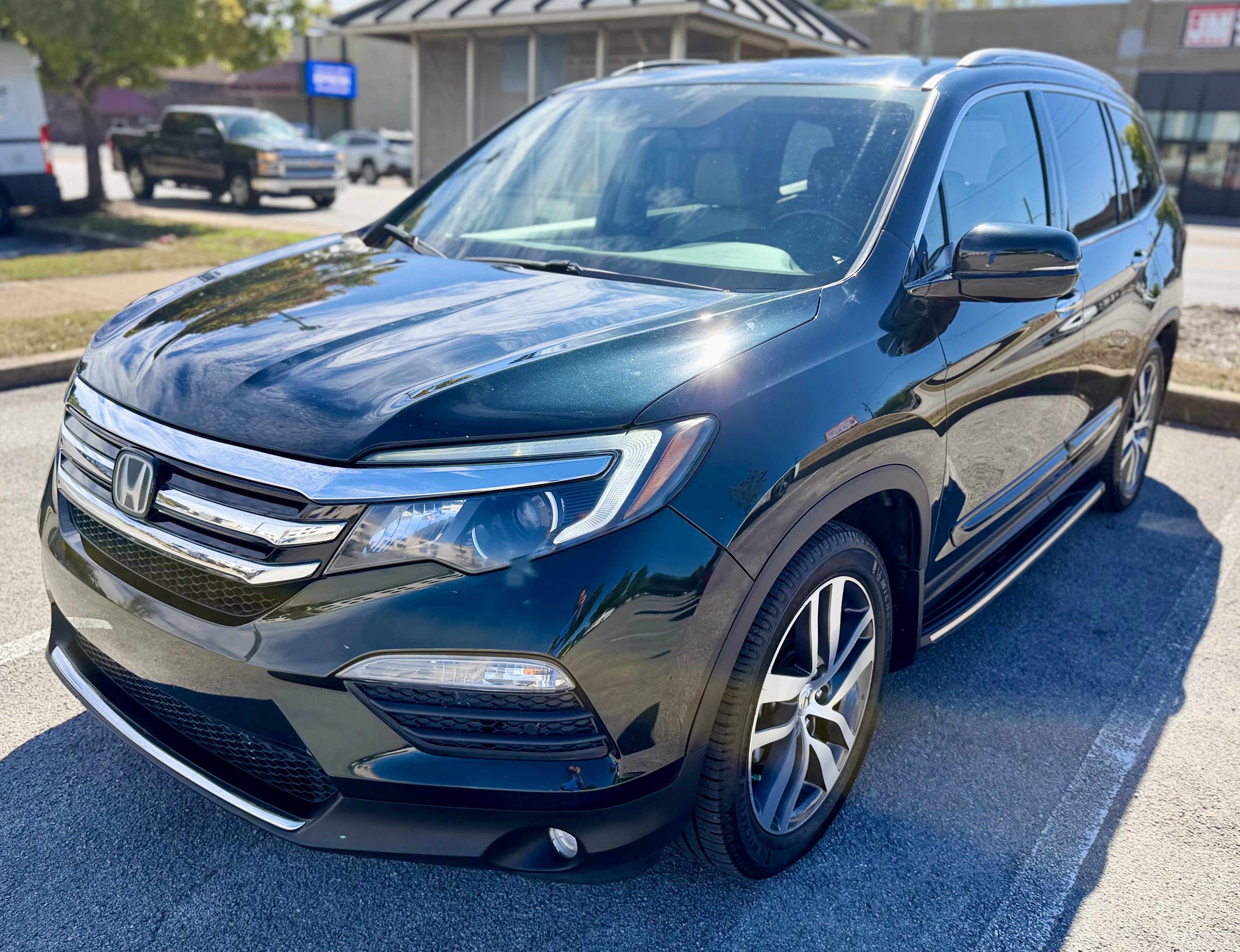 Used 2017 Honda Pilot Touring image 1