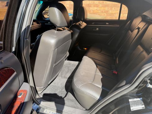 Used 2008 Lincoln Town Car Signature Limited image 21