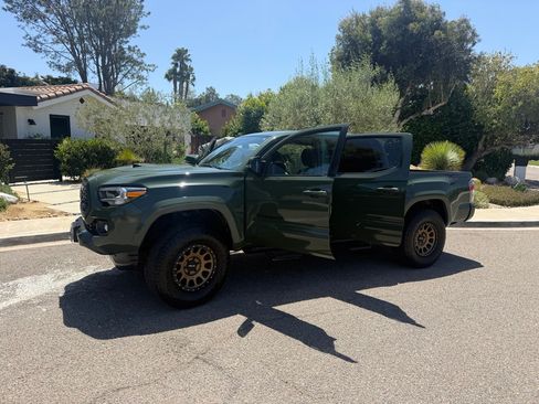 Used 2022 Toyota Tacoma TRD Sport w/ Technology Package image 4