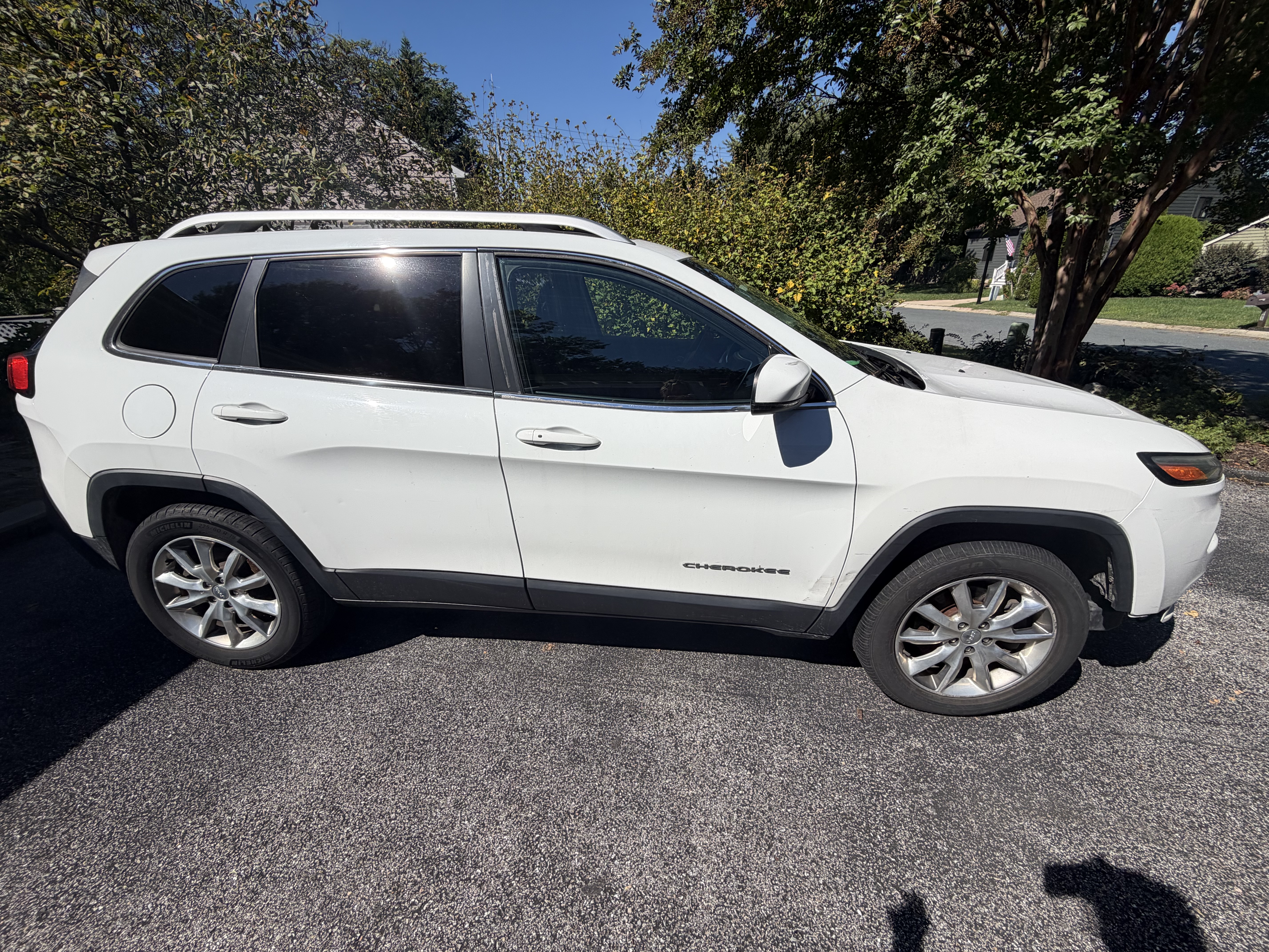 Used 2014 Jeep Cherokee Limited w/ Luxury Group AWD/4WD image 2