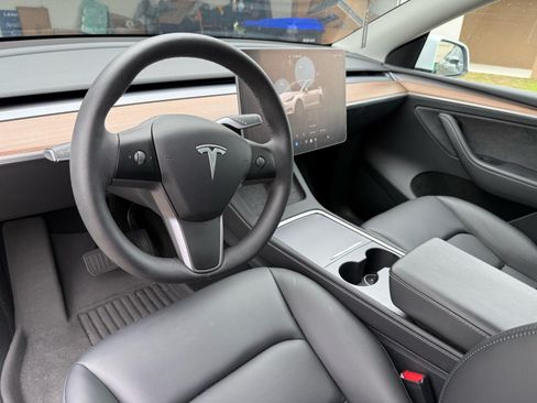 Used 2025 Tesla Model Y Long Range image 4