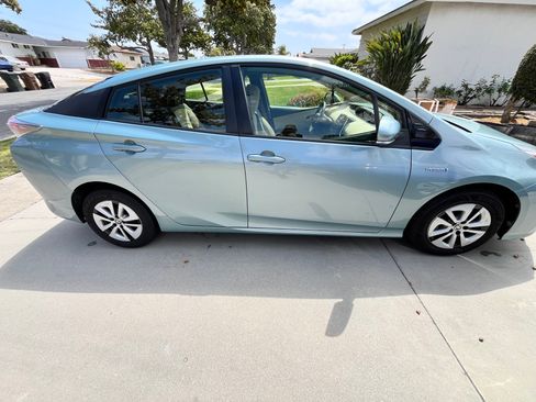 Used 2016 Toyota Prius Three w/ Advanced Technology Package FWD image 10