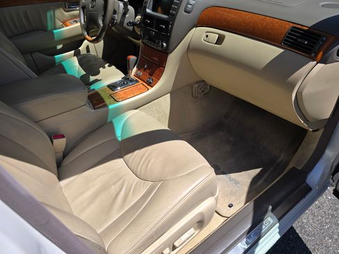 Used 2004 Lexus LS 430 RWD image 12