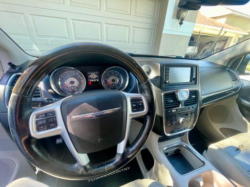 Used 2012 Chrysler Town & Country Limited image 2