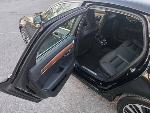 Used 2022 Volvo S90 B6 Momentum image 12