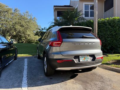 Used 2019 Volvo XC40 T4 Momentum