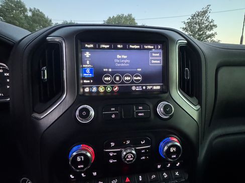Used 2023 GMC Sierra 2500 Denali w/ Denali Ultimate Package AWD/4WD image 9