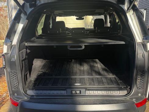 Used 2018 Land Rover Discovery SE image 8