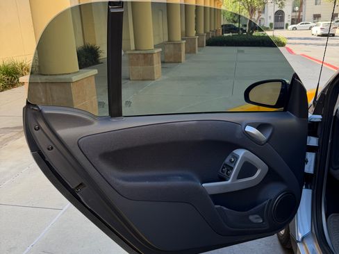 Used 2011 smart fortwo passion RWD image 10