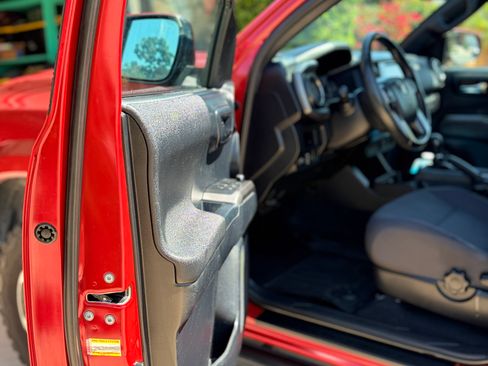 Used 2018 Toyota Tacoma TRD Sport w/ Technology Package image 17