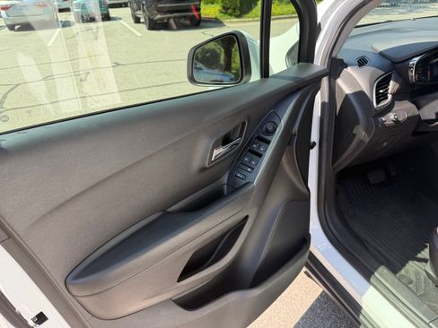 Used 2021 Chevrolet Trax LT w/ LT Convenience Package FWD image 14