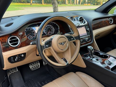 Used 2017 Bentley Bentayga AWD/4WD image 13