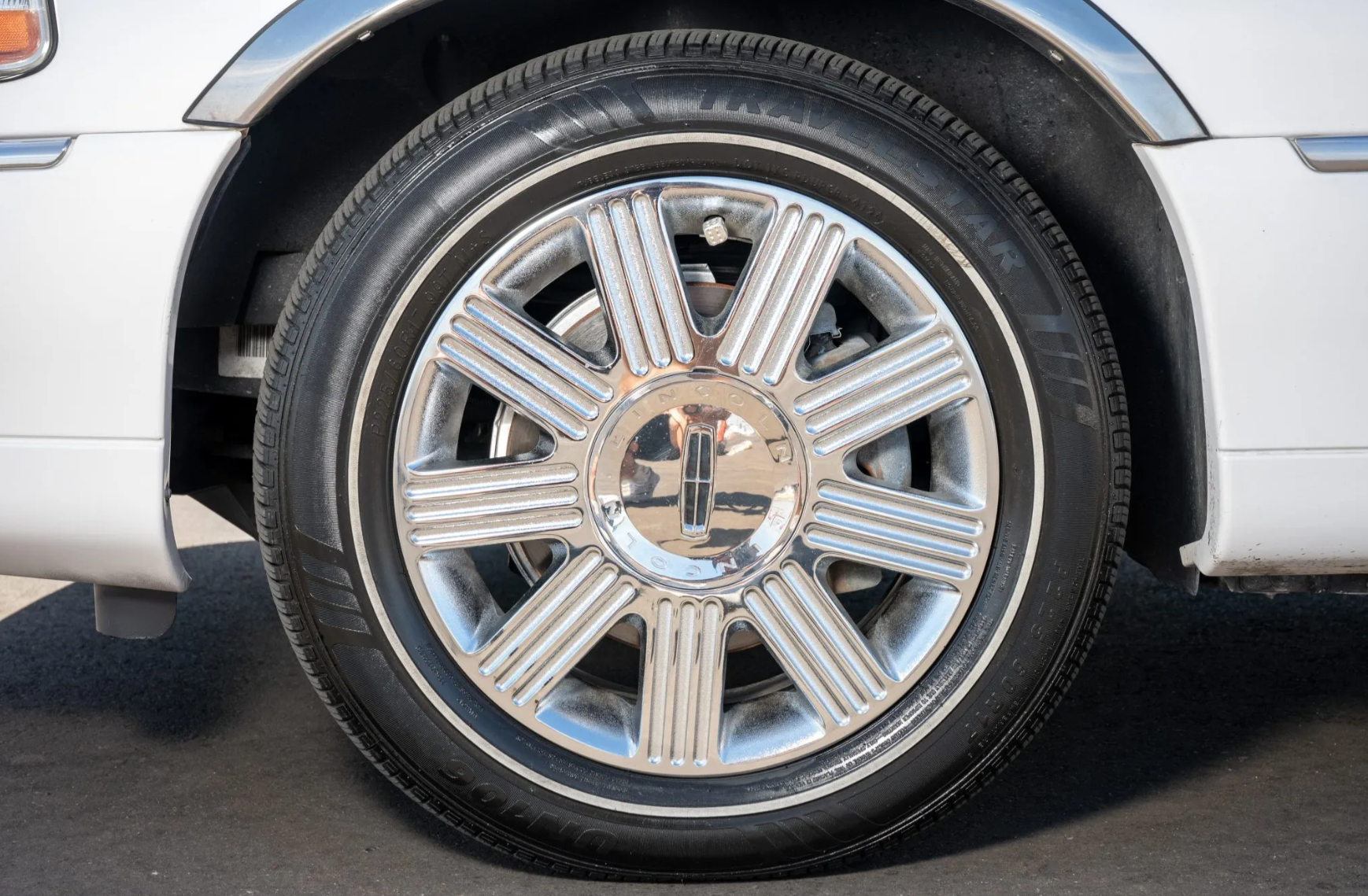 Used 2008 Lincoln Town Car Signature Limited RWD image 12