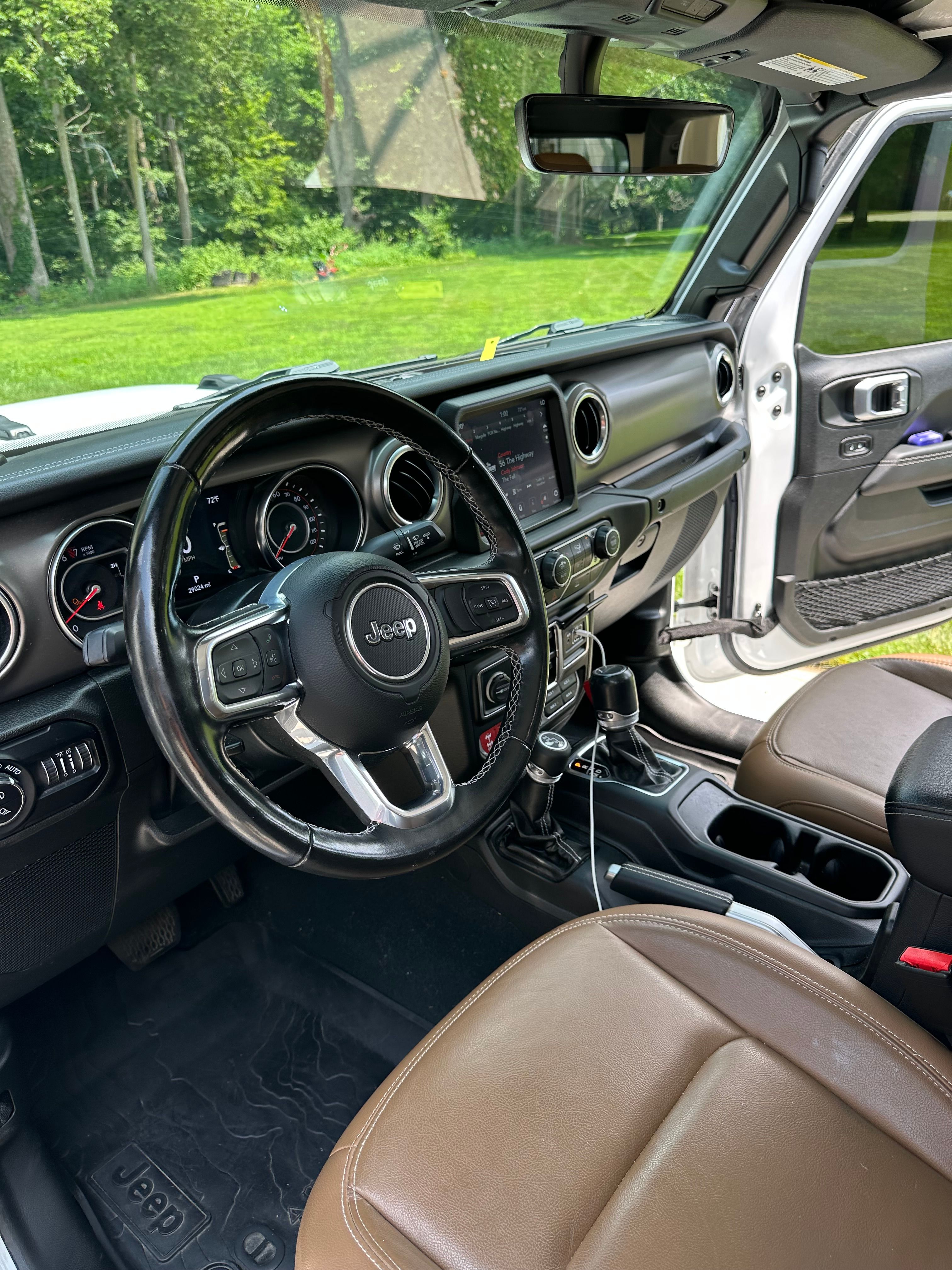 Used 2022 Jeep Gladiator Rubicon w/ LED Lighting Group AWD/4WD image 9