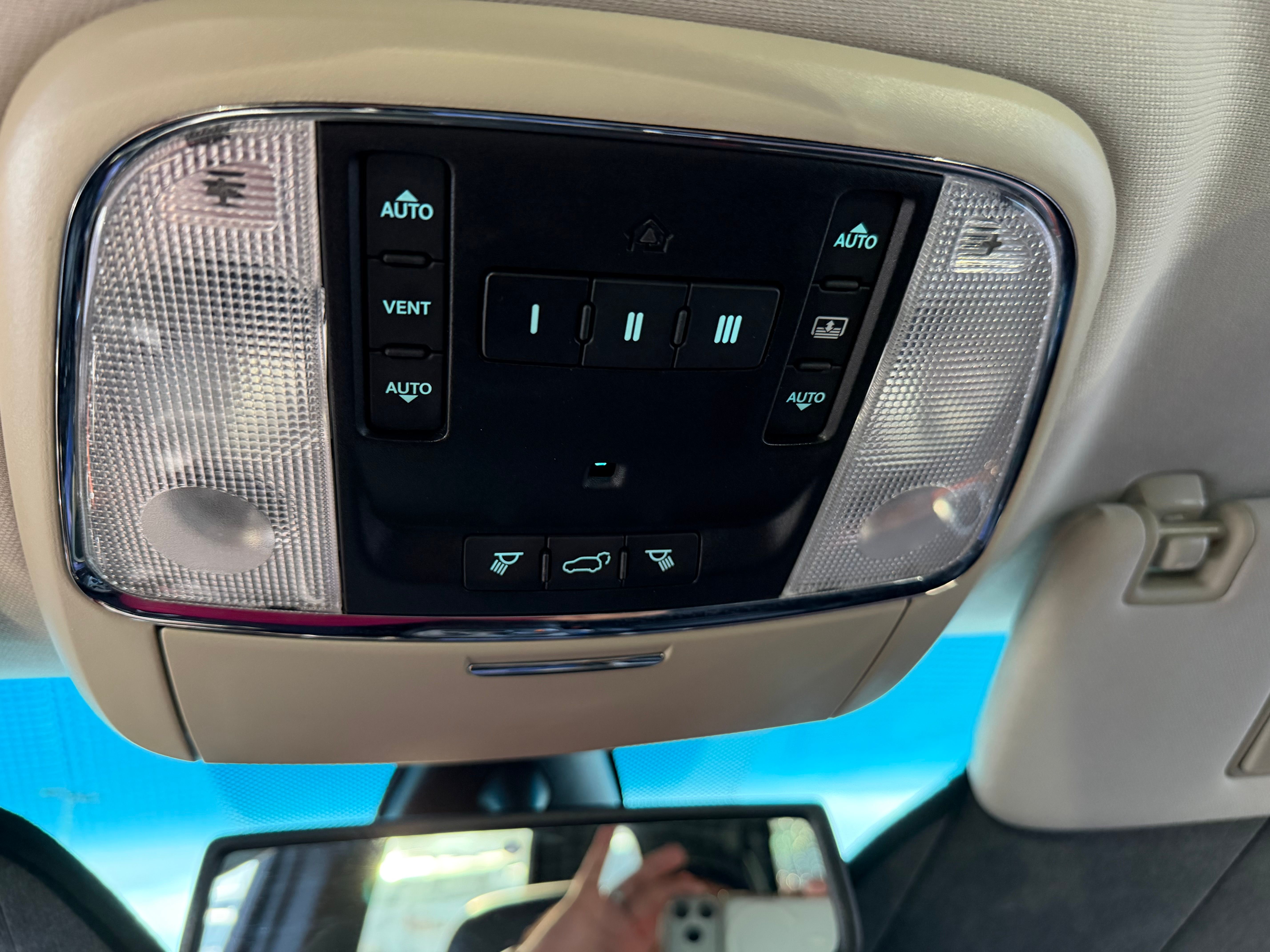 Used 2012 Jeep Grand Cherokee Overland AWD/4WD image 18