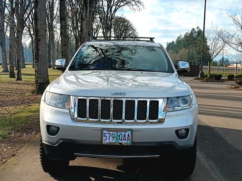 Used 2013 Jeep Grand Cherokee Overland w/ Advance Technology Group image 11