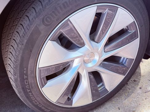 Used 2023 Tesla Model Y Long Range image 9