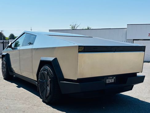 Used 2024 Tesla Cybertruck AWD Crew Cab image 8