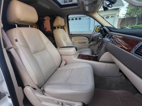 Used 2011 Chevrolet Suburban LTZ image 5