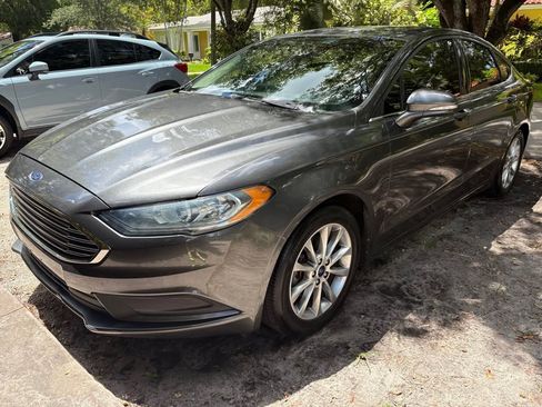 Used 2017 Ford Fusion SE w/ Fusion SE Technology Package image 2