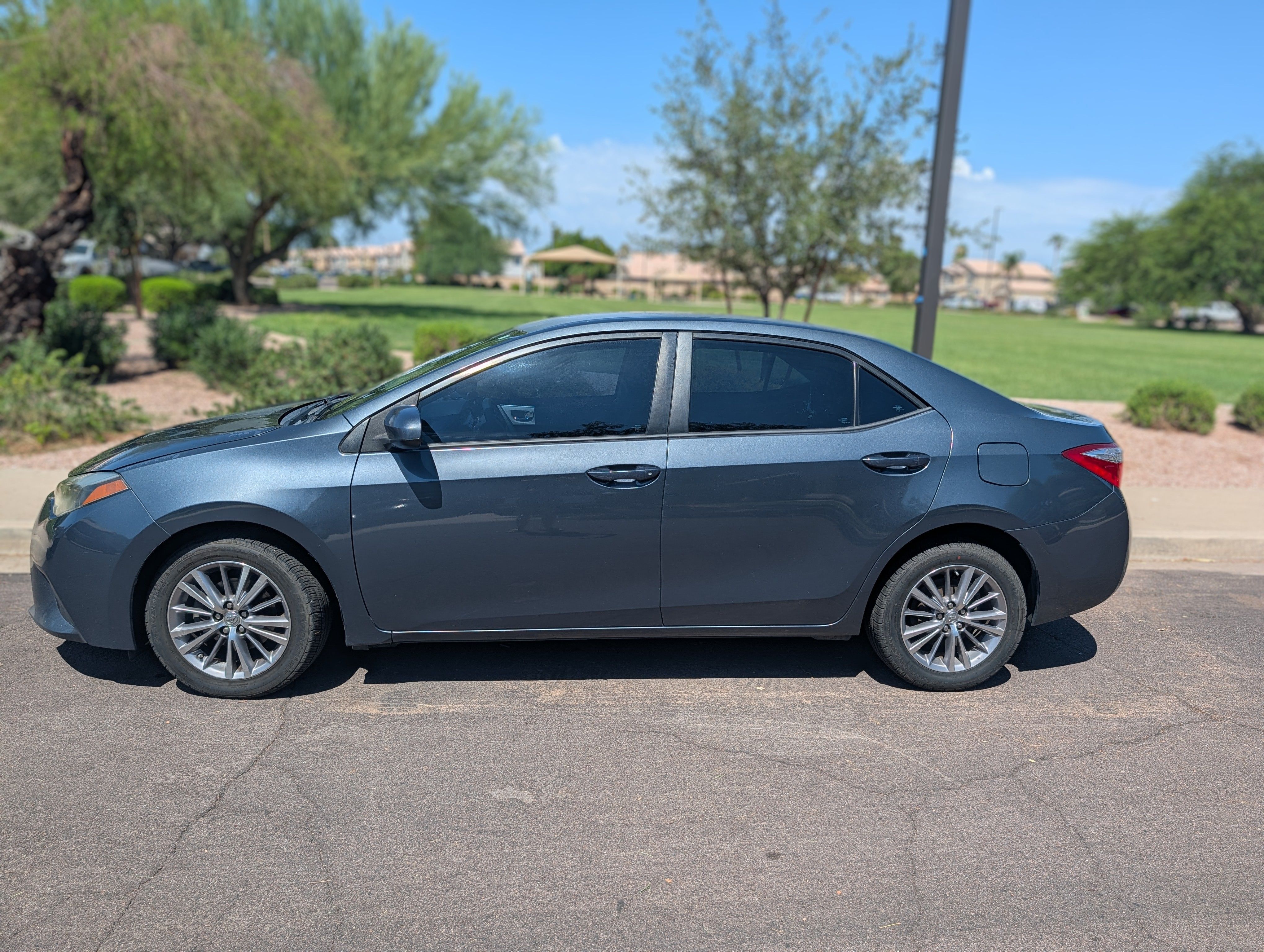Used 2014 Toyota Corolla LE FWD image 2