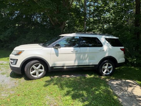 Used 2016 Ford Explorer XLT w/ Equipment Group 202A image 4