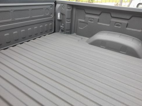 Used 2025 Chevrolet Silverado 2500 Custom w/ Custom Convenience Package image 8