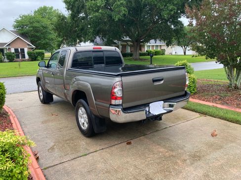 Used 2014 Toyota Tacoma PreRunner w/ SR5 Package RWD image 2