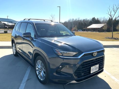 Used 2025 Toyota Grand Highlander AWD image 5