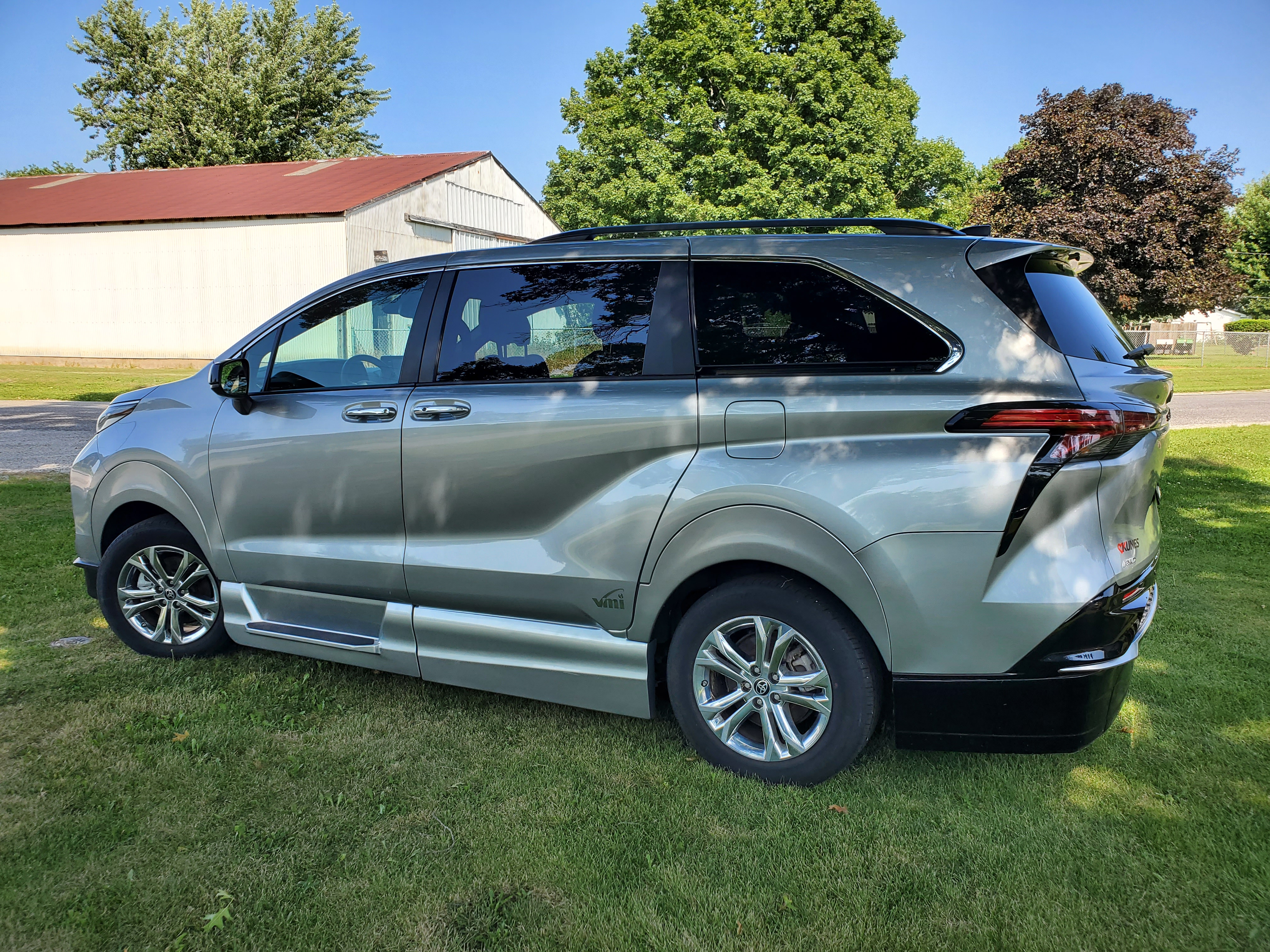 Used 2023 Toyota Sienna XSE w/ XSE Plus Package AWD/4WD image 1