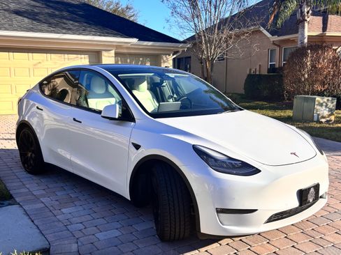 Used 2021 Tesla Model Y Long Range image 1