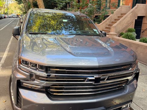 Used 2021 Chevrolet Silverado 1500 High Country w/ Technology Package image 4
