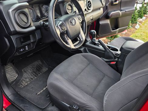 Used 2016 Toyota Tacoma TRD Sport image 2