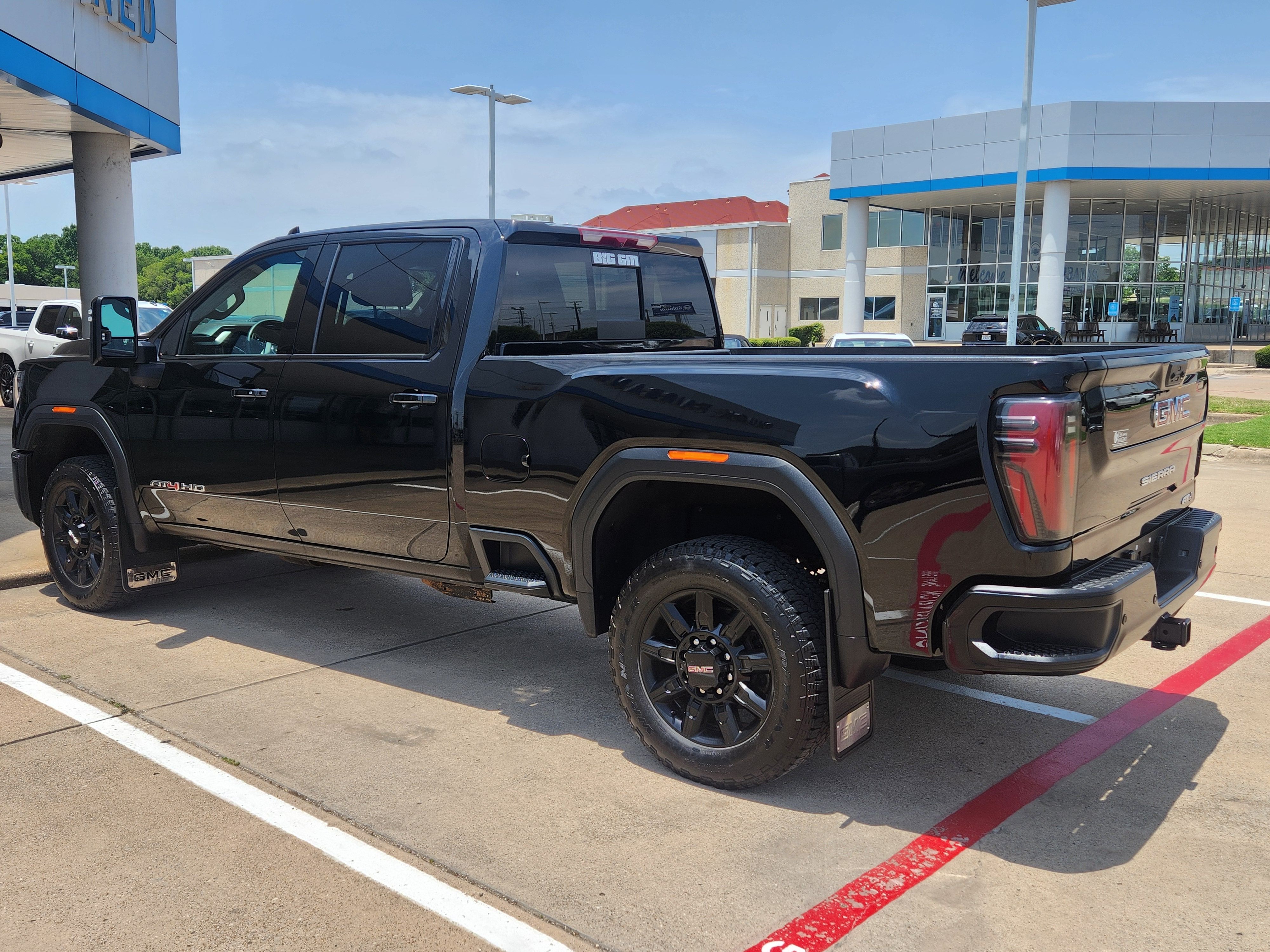 Used 2025 GMC Sierra 2500 AT4 AWD/4WD image 2