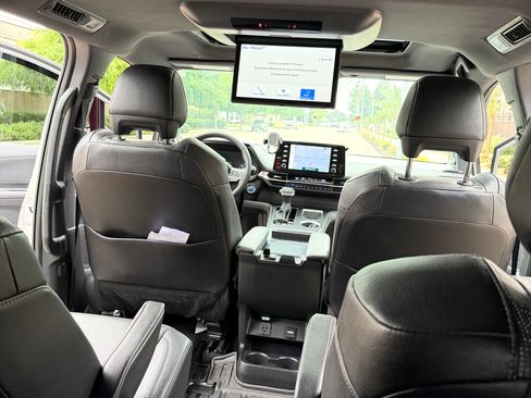 Used 2023 Toyota Sienna XSE image 12