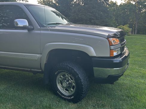 Used 2006 Chevrolet Silverado 2500 LT w/ Snow Plow Prep Package AWD/4WD image 4
