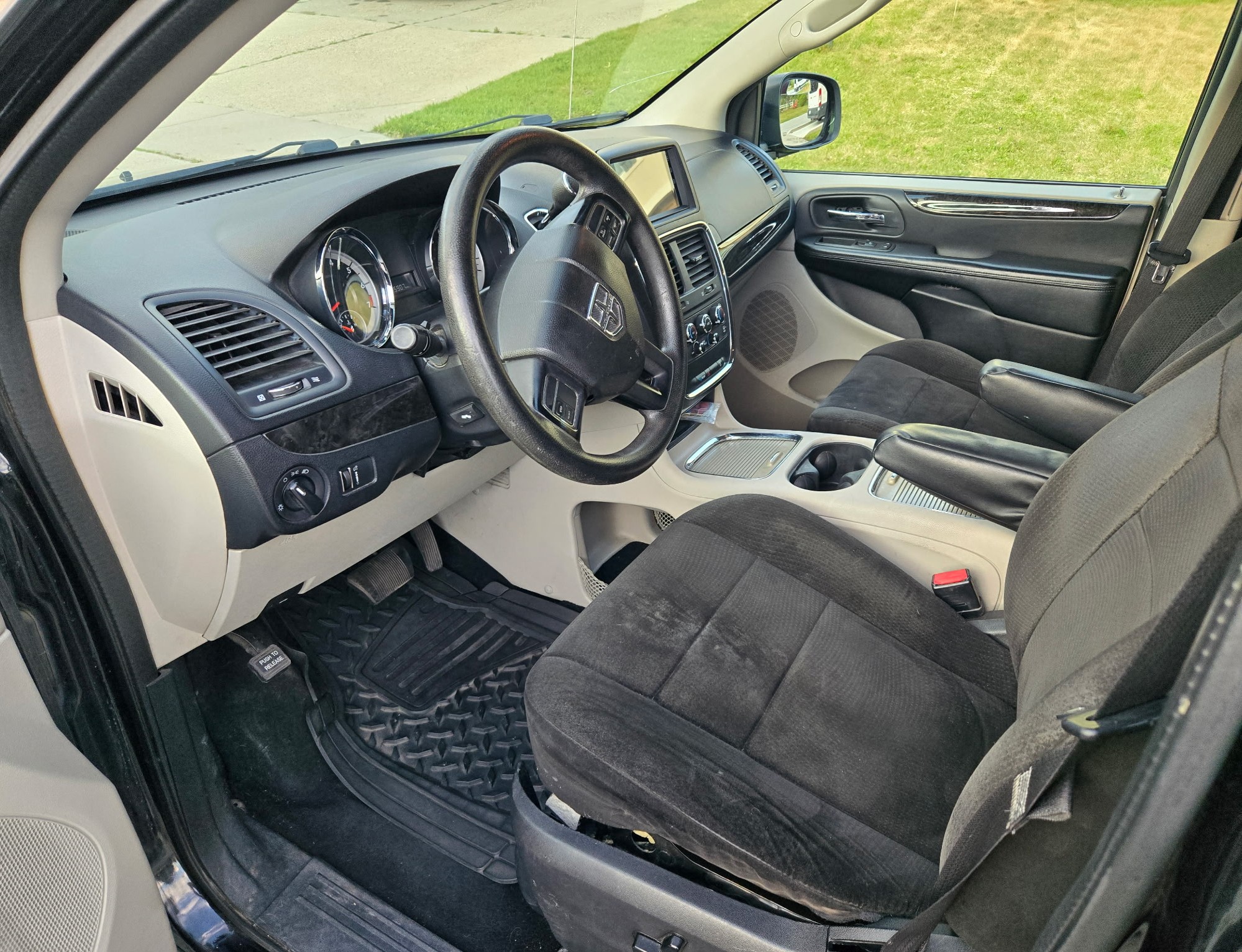 Used 2012 Dodge Grand Caravan SXT FWD image 11